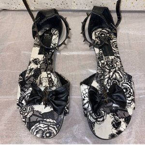 Super Unique Black & White Pink Iron Fist “shotgun” flats. Bows & Studs 🖤 Sz 7